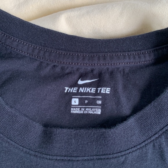Black Nike crop top - Picture 2 of 4